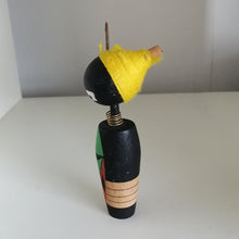 Indlæs billede til gallerivisning Retro Kokeshi Dukke, Afrikansk Stil med Garn