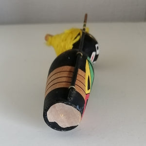Retro Kokeshi Dukke, Afrikansk Stil med Garn