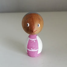 Indlæs billede til gallerivisning Lille Japansk Kokeshi Dukke med Spids Ansigt