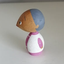 Indlæs billede til gallerivisning Lille Japansk Kokeshi Dukke med Spids Ansigt