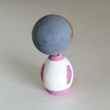 Indlæs billede til gallerivisning Lille Japansk Kokeshi Dukke med Spids Ansigt