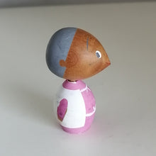 Indlæs billede til gallerivisning Lille Japansk Kokeshi Dukke med Spids Ansigt
