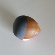 Indlæs billede til gallerivisning Lille Japansk Kokeshi Dukke med Spids Ansigt