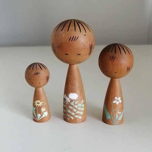 Lille Kokeshi Sæt i Beige med Blomster