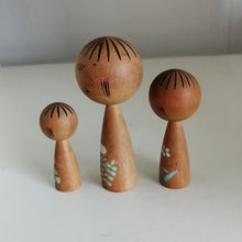 Indlæs billede til gallerivisning Lille Kokeshi Sæt i Beige med Blomster