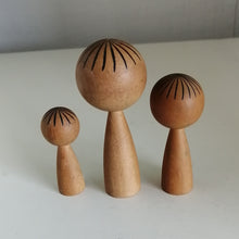 Indlæs billede til gallerivisning Lille Kokeshi Sæt i Beige med Blomster