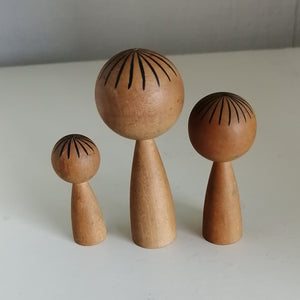 Lille Kokeshi Sæt i Beige med Blomster