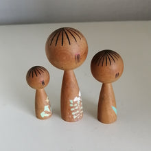 Indlæs billede til gallerivisning Lille Kokeshi Sæt i Beige med Blomster