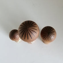 Indlæs billede til gallerivisning Lille Kokeshi Sæt i Beige med Blomster
