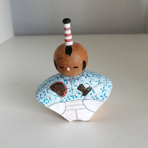 Japansk Kokeshi Dukke med Højt Hår og Kimono