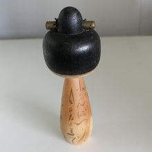 Indlæs billede til gallerivisning Vintage Japansk Kokeshi i Kimono med Mønster og med Hårnål