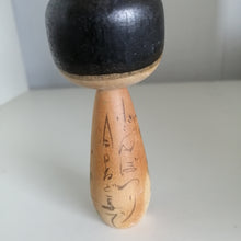 Indlæs billede til gallerivisning Vintage Japansk Kokeshi i Kimono med Mønster og med Hårnål