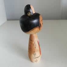 Indlæs billede til gallerivisning Vintage Japansk Kokeshi i Kimono med Mønster og med Hårnål