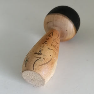 Vintage Japansk Kokeshi i Kimono med Mønster og med Hårnål