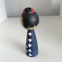 Indlæs billede til gallerivisning Vintage Kokeshi Dukke i Mørkeblå Kimono