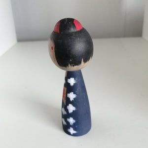 Vintage Kokeshi Dukke i Mørkeblå Kimono