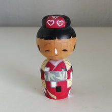 Indlæs billede til gallerivisning Vintage Kokeshi Dukke i Rød Kimono og med Haori