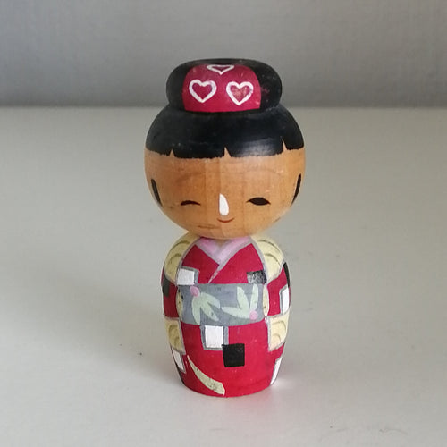 Vintage Kokeshi Dukke i Rød Kimono og med Haori