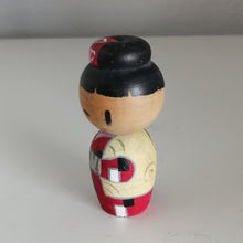 Indlæs billede til gallerivisning Vintage Kokeshi Dukke i Rød Kimono og med Haori