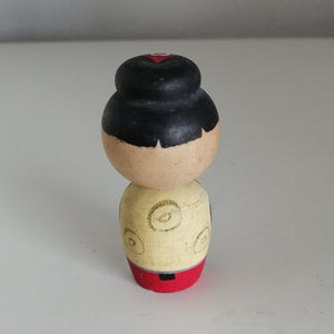Vintage Kokeshi Dukke i Rød Kimono og med Haori