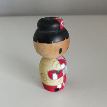 Indlæs billede til gallerivisning Vintage Kokeshi Dukke i Rød Kimono og med Haori