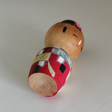 Indlæs billede til gallerivisning Vintage Kokeshi Dukke i Rød Kimono og med Haori
