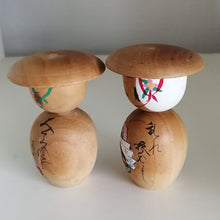 Indlæs billede til gallerivisning Kokeshi Dukke Par med Billede og Hat
