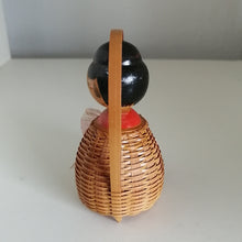 Indlæs billede til gallerivisning Kurve Kokeshi Dukke med Rød Sløjfe