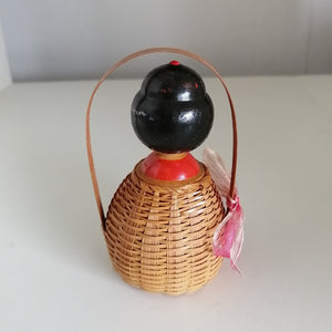 Kurve Kokeshi Dukke med Rød Sløjfe