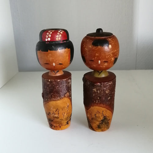 Japansk Kokeshi Dukke Sæt med Brun Bark, Landskab og Skrift