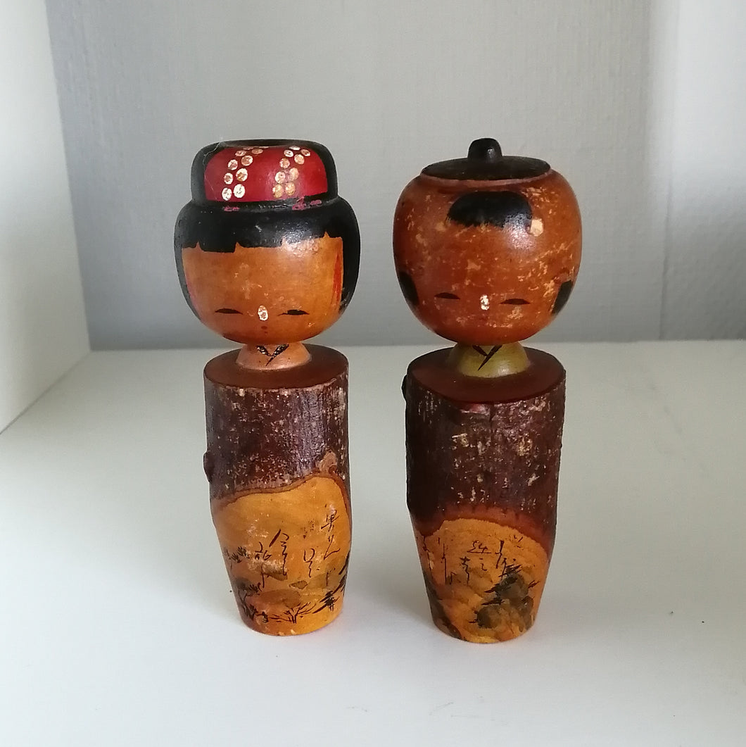 Japansk Kokeshi Dukke Sæt med Brun Bark, Landskab og Skrift