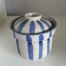 Indlæs billede til gallerivisning Mellem Japansk Bonbonniere i Knækket Hvid med Blå Striber (Med fejl, #1)