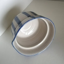 Indlæs billede til gallerivisning Mellem Japansk Bonbonniere i Knækket Hvid med Blå Striber (Med fejl, #1)