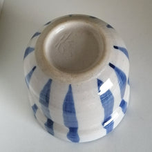 Indlæs billede til gallerivisning Mellem Japansk Bonbonniere i Knækket Hvid med Blå Striber (Med fejl, #1)