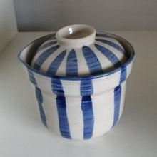 Indlæs billede til gallerivisning Mellem Japansk Bonbonniere i Knækket Hvid med Blå Striber (Med fejl, #1)