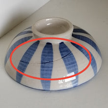 Indlæs billede til gallerivisning Mellem Japansk Bonbonniere i Knækket Hvid med Blå Striber (Med fejl, #1)
