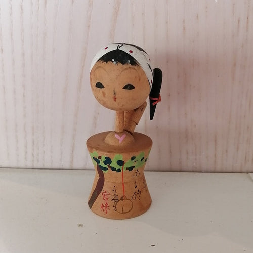 Vintage Japansk Kokeshi Pige med Skrift