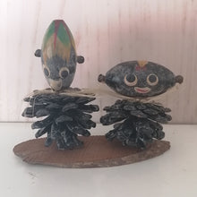 Indlæs billede til gallerivisning Vintage Japanske Grankogler på Bræt