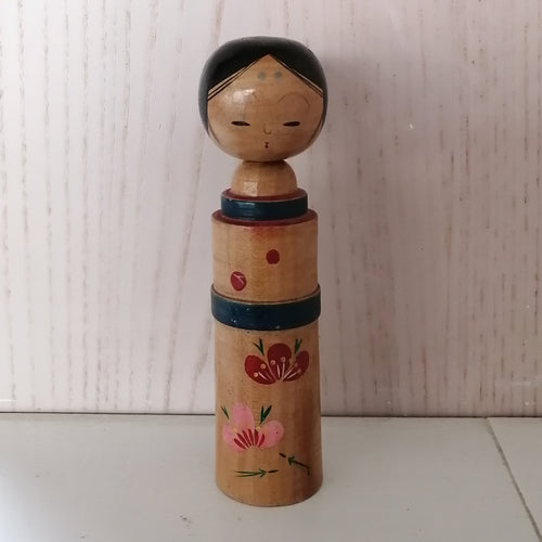 Japansk Kokeshi Dukke med Pandedekoration og Blomster