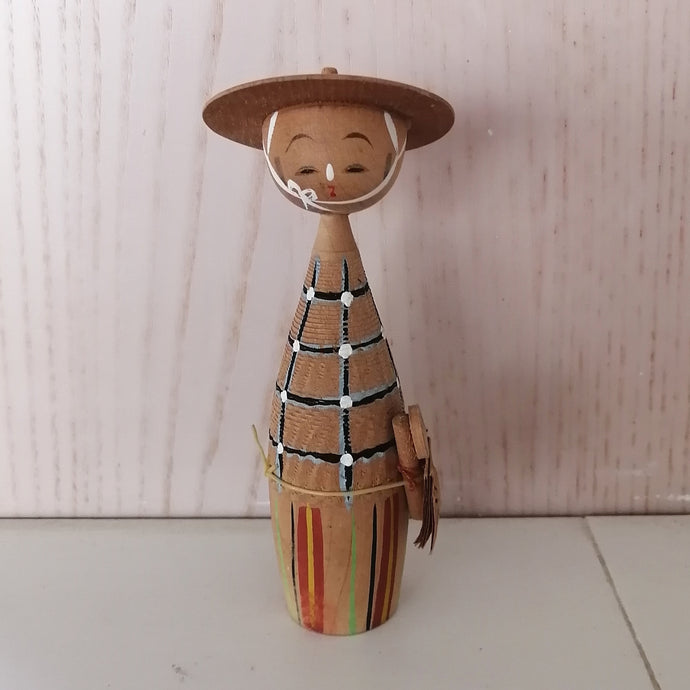 Japansk Kokeshi Dukke (Mand) med Bog og Hat