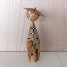 Indlæs billede til gallerivisning Japansk Kokeshi Dukke (Mand) med Bog og Hat
