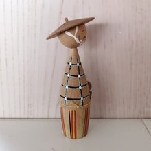 Indlæs billede til gallerivisning Japansk Kokeshi Dukke (Mand) med Bog og Hat