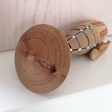 Indlæs billede til gallerivisning Japansk Kokeshi Dukke (Mand) med Bog og Hat