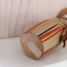 Indlæs billede til gallerivisning Japansk Kokeshi Dukke (Mand) med Bog og Hat