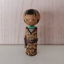 Indlæs billede til gallerivisning Japansk Kokeshi Dukke med Kimono og Bælte