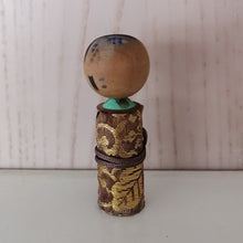Indlæs billede til gallerivisning Japansk Kokeshi Dukke med Kimono og Bælte
