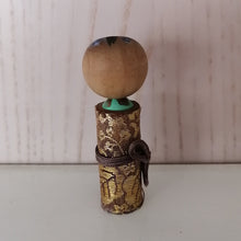 Indlæs billede til gallerivisning Japansk Kokeshi Dukke med Kimono og Bælte