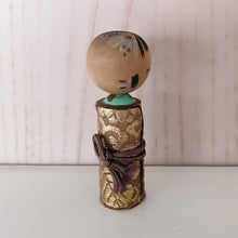 Indlæs billede til gallerivisning Japansk Kokeshi Dukke med Kimono og Bælte