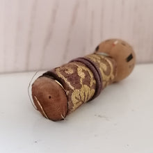 Indlæs billede til gallerivisning Japansk Kokeshi Dukke med Kimono og Bælte