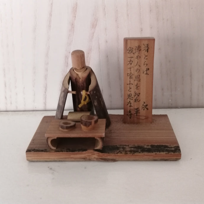 Japansk Figur med Skilt